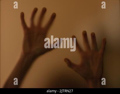 tableau effrayant des mains derrière le verre Banque D'Images