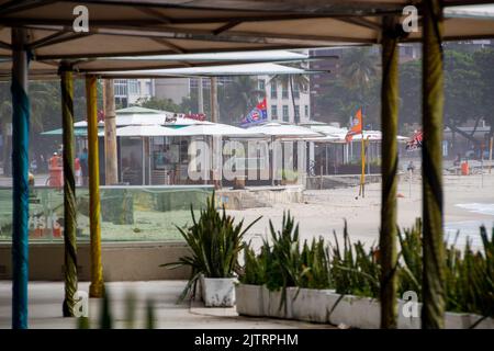 Vue sur la plage de Copacabana à Rio de Janeiro, Brésil - 5 avril 2020: Plage de Copacabana vue de l'intérieur d'une kisoque sur la rive. Banque D'Images