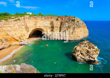 Panorama des falaises de la mer en Algarve, Portugal Banque D'Images