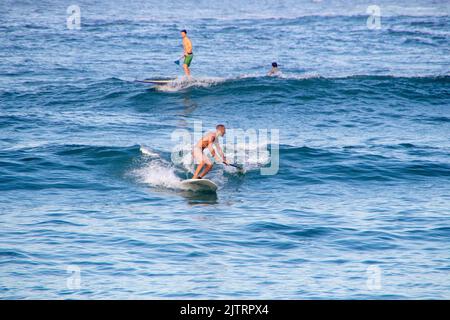 Homme pratiquant la pagaie debout à la plage de Copacabana à Rio de Janeiro, Brésil - 7 mars 2020: Homme pratiquant la pagaie debout au poste six sur Copacabana Banque D'Images