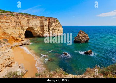 Panorama des falaises de la mer en Algarve, Portugal Banque D'Images