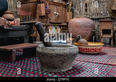 Variété et types d'ustensiles pour la cuisine simple des familles asiatiques dans le passé. Intérieur traditionnel asiatique et thaïlandais de style ancien. Cuisine ancienne Banque D'Images