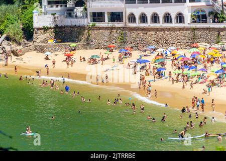 plage rouge à urca à rio de janeiro, brésil - 15 mars 2020: plage rouge pleine de bruyère un dimanche d'été typique à rio de janeiro. Banque D'Images