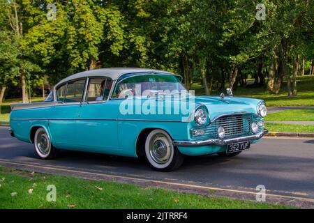 1962 60s, années soixante, Blue Vauxhall Cresta arrivant au Stanley Park Classic car Show annuel. Le salon automobile d'antan de Stanley Park est organisé par Blackpool Vintage Vehicle Preservation Group, au Royaume-Uni. Banque D'Images