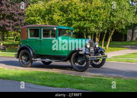 Berline Ford verte d'avant-guerre 1928, 1920s et vingt ans. Ford modèle A Phaeton; voitures arrivant au Stanley Park Classic car Show annuel. Le salon automobile d'antan de Stanley Park est organisé par Blackpool Vintage Vehicle Preservation Group, au Royaume-Uni. Banque D'Images