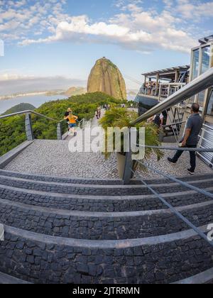 Colline d'Urca à Rio de Janeiro, Brésil - 20 janvier 2020: Colline d'Urca, première station d'accès pour la montagne de sugarloaf Banque D'Images