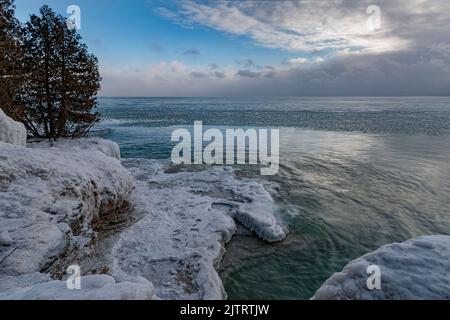 La glace se forme sur une étagère en calcaire sur la rive du lac Michigan (partie de l'escarpement du Niagara), dans le parc du comté de Cave point, dans le comté de Door, Wisconsin Banque D'Images