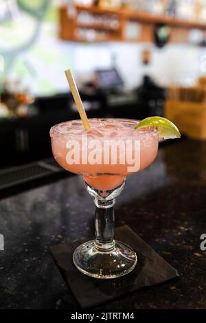 Une margarita glacée à la fraise servie au citron vert dans un bar-restaurant mexicain local pour cinco de mayo Banque D'Images