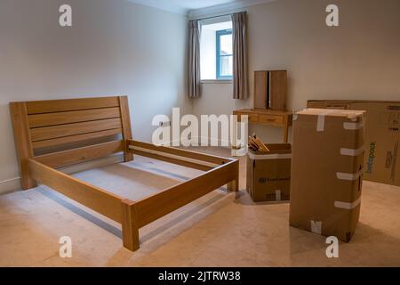 Maison d'emballage et de déménagement avec lit double démantelé pour le stockage dans la chambre à coucher et boîtes emballées prêtes à l'enlèvement, Écosse, Royaume-Uni Banque D'Images