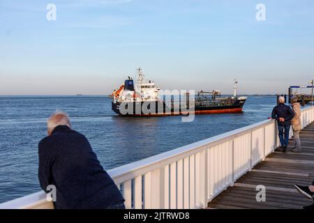 Plate-forme d'observation 'Alte Liebe' à Cuxhaven, à l'embouchure de l'Elbe en mer du Nord, le pétrolier 'Fina' entre dans le port Banque D'Images