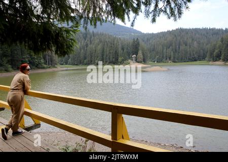 RÉGION DE ZAKARPATTIA, UKRAINE - le 29 AOÛT 2022 - le niveau d'eau du lac Synevyr, le plus grand lac de montagne d'Ukraine, est tombé à un niveau record de Banque D'Images