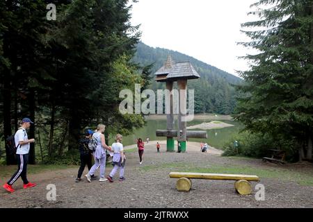 RÉGION DE ZAKARPATTIA, UKRAINE - 29 AOÛT 2022 - les touristes visitent le lac Synevyr, le plus grand lac de montagne d'Ukraine, car le niveau d'eau a chuté à un Banque D'Images