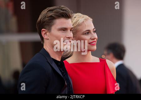 Venise, Italie. 01st septembre 2022. Oliver Cheshire et Pixie Lott assistent au « bruit blanc » et à la cérémonie d'ouverture du tapis rouge au Festival international du film de Venise 79th sur 31 août 2022 à Venise, en Italie. Photo: Paolo Cotello/imageSPACE crédit: Imagespace/Alamy Live News Banque D'Images