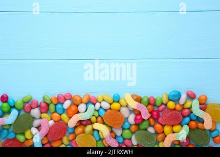 Assortiment de bonbons et de gelées sur fond bleu Banque D'Images