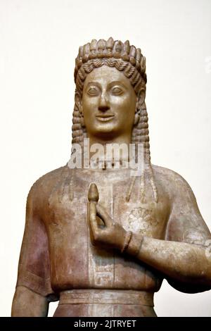 Statue funéraire d'une femme, connue sous le nom de Kore, tombe de Phrasikleia à Merenda, ancien myrrhiny, période archaïque, 550-540 BC Musée archéologique national d'Athènes. Banque D'Images