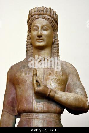 Statue funéraire d'une femme, connue sous le nom de Kore, tombe de Phrasikleia à Merenda, ancien myrrhiny, période archaïque, 550-540 BC Musée archéologique national d'Athènes. Banque D'Images