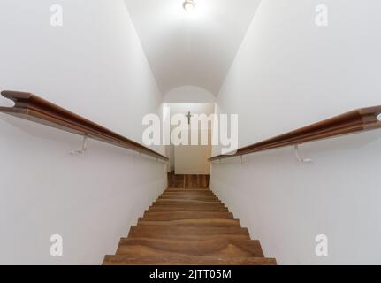 Escaliers d'une maison avec une croix sur le mur à Rio de Janeiro Brésil. Banque D'Images