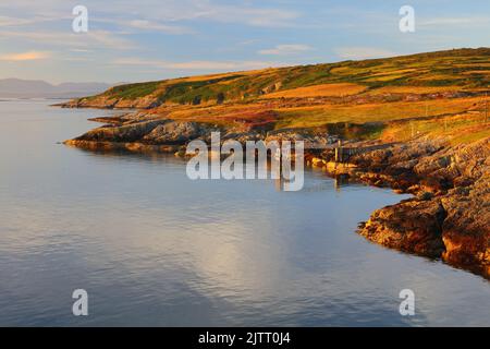 Vue de point Lynas en direction de Snowdonia. Anglesey, pays de Galles du Nord, Royaume-Uni. Banque D'Images