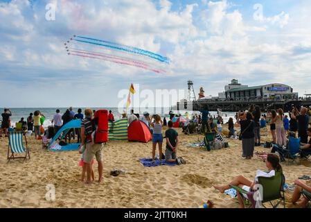 Bournemouth, Dorset, Royaume-Uni. 1st septembre 2022. Les flèches rouges de la RAF se sont exposées au cours de la première journée du Bournemouth Air Festival à Bournemouth à Dorset, qui a été écouritée lorsque le Red 6 a développé un problème. Crédit photo : Graham Hunt/Alamy Live News Banque D'Images