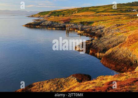 Vue de point Lynas en direction de Snowdonia. Anglesey, pays de Galles du Nord, Royaume-Uni. Banque D'Images