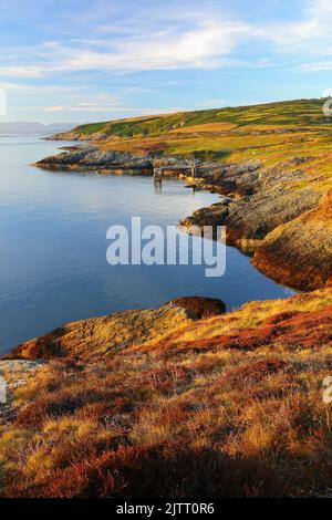 Vue de point Lynas en direction de Snowdonia. Anglesey, pays de Galles du Nord, Royaume-Uni. Banque D'Images