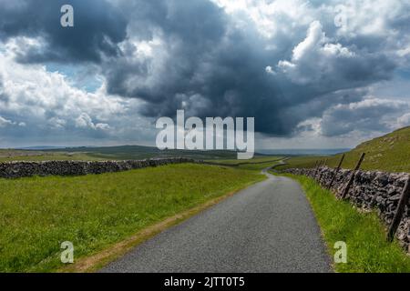 Des nuages spectaculaires au-dessus de Malham Moor pendant la journée d'été, parc national de Yorkshire Dales, paysages britanniques Banque D'Images