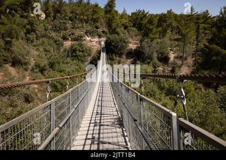 pont suspendu au-dessus d'une vallée dans un parc de la ville Banque D'Images