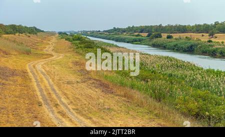 Melenci, Serbie - 30 juillet 2022 : canal d'irrigation des fleuves Danube Tisa DTD en Voïvodine. Banque D'Images