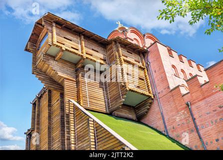 Les murs majestueux du bâtiment reconstruit de l'ancien Golden Gate dans le centre de Kiev, en été. 21 août 2022 Kiev, Ukraine. Banque D'Images