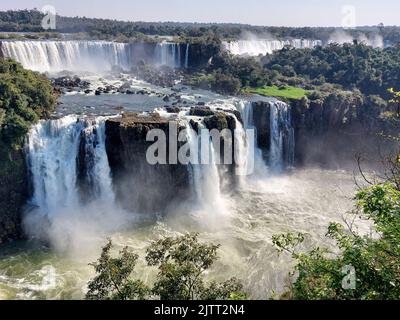 Iguazu, Brésil - 3 2022 août - chutes d'Iguazu avec arc-en-ciel par une journée ensoleillée. La plus grande cascade de la terre Banque D'Images