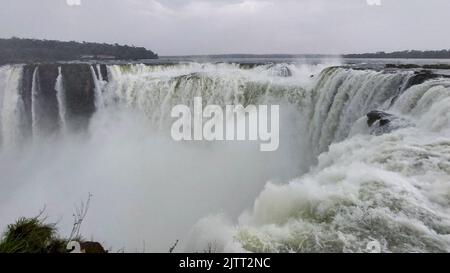 Iguazu, Brésil - 4 2022 août - chutes d'Iguazu avec arc-en-ciel par une journée ensoleillée. La plus grande cascade de la terre Banque D'Images