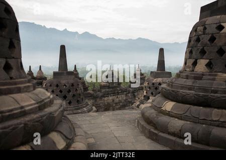 Stupas à l'ancien temple bouddhiste Borobudur en dehors de Jogjakarta (Yogyakarta), Java, Indonésie, Asie. Banque D'Images