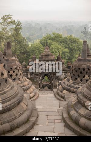 Stupas à l'ancien temple bouddhiste Borobudur en dehors de Jogjakarta (Yogyakarta), Java, Indonésie, Asie. Banque D'Images