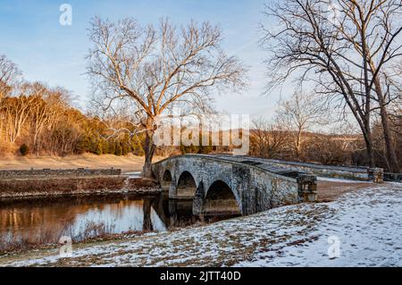 Un coucher de soleil enneigé à Burnside Bridge, champ de bataille national d'Antietam, Maryland États-Unis, Sharpsburg, Maryland Banque D'Images