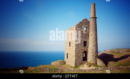 Wheal Owles, une mine d'étain abandonnée sur la côte de Tin près de Pendeen utilisée comme emplacement pour la série télévisée Polamark - John Gollop Banque D'Images