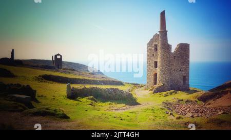 Wheal Owles, une mine d'étain abandonnée sur la côte de Tin près de Pendeen utilisée comme emplacement pour la série télévisée Polamark - John Gollop Banque D'Images