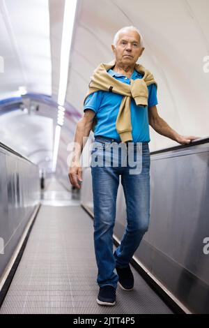 Un vieil homme qui descend à la station de métro Banque D'Images