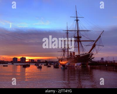 LE SOLEIL HIVERNAL S'INSTALLE DE FAÇON SPECTACULAIRE SUR LE PREMIER GUERRIER HMS EN TOUTE PROTECTION DE GRANDE-BRETAGNE DANS LE PORT DE PORTSMOUTH PIC MIKE WALKER,2013 MIKE WALKER PICTUIRES Banque D'Images