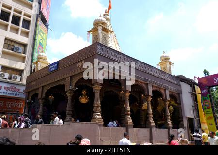 01 septembre 2022, Pune, Maharashtra, Inde, belle sculpture de Lord Ganesh appelé comme Babu genu Ganapati pandal près de Mandai lieu pendant Ganesh Banque D'Images