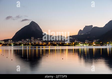 Coucher de soleil sur le lagon Rodrigo de Freitas à Rio de Janeiro. Banque D'Images