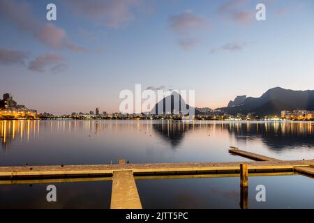 Coucher de soleil sur le lagon Rodrigo de Freitas à Rio de Janeiro. Banque D'Images