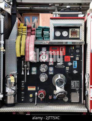 Une photo en gros plan de divers flexibles et jauges sur un moteur d'incendie à Santa Fe, Nouveau-Mexique. Banque D'Images