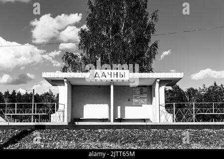 Paysage d'été avec vue sur la gare provinciale en été en Biélorussie sous ciel nuageux. Noir et blanc Banque D'Images