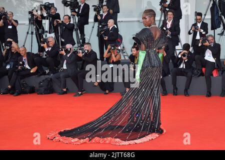 Jodie Turner-Smith assiste à la « White Noise » et à la cérémonie d'ouverture du tapis rouge au Festival international du film de Venise 79th sur 31 août 2022 à Venise, en Italie. Photo: Paolo Cotello/imageSPACE/MediaPunch Banque D'Images