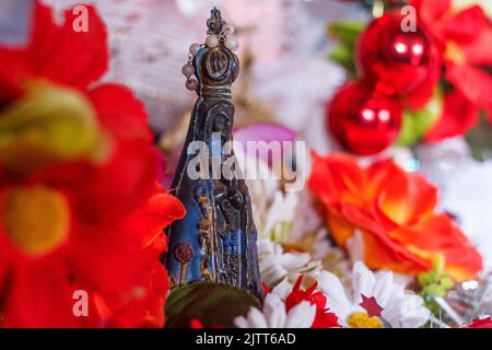 image de notre dame est apparue avec un ornement de roses rouges à rio de janeiro. Banque D'Images