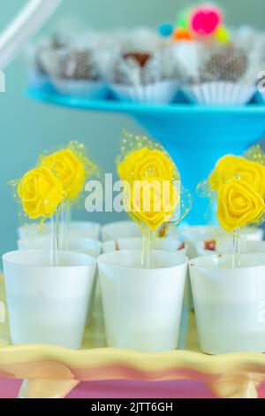 Coupe brigadeiro avec rose jaune décorative à Rio de Janeiro. Banque D'Images