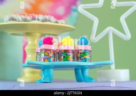 Bocaux aux bonbons au chocolat colorés, décoration pour les fêtes à Rio de Janeiro. Banque D'Images