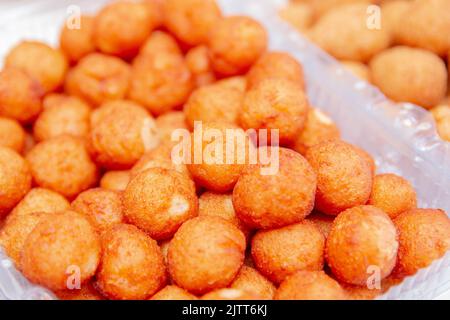 Boule de fromage, salée très commune dans les parties à Rio de Janeiro Brésil. Banque D'Images