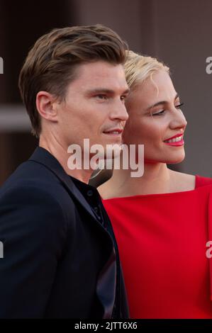 Oliver Cheshire et Pixie Lott assistent au « bruit blanc » et à la cérémonie d'ouverture du tapis rouge au Festival international du film de Venise 79th sur 31 août 2022 à Venise, en Italie. Photo: Paolo Cotello/imageSPACE/MediaPunch Banque D'Images