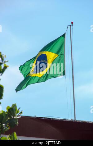 Drapeau brésilien volant en plein air à Rio de Janeiro Brésil. Banque D'Images